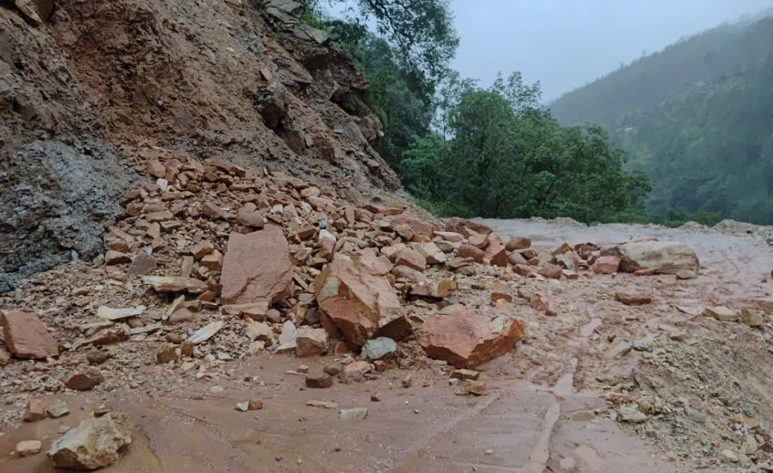 बारिश ने बढ़ाई मुश्किलें: पिथौरागढ़ में कई सड़कें बंद, छुट्टी की जानकारी के लिए स्कूल पहुंचे बच्चे