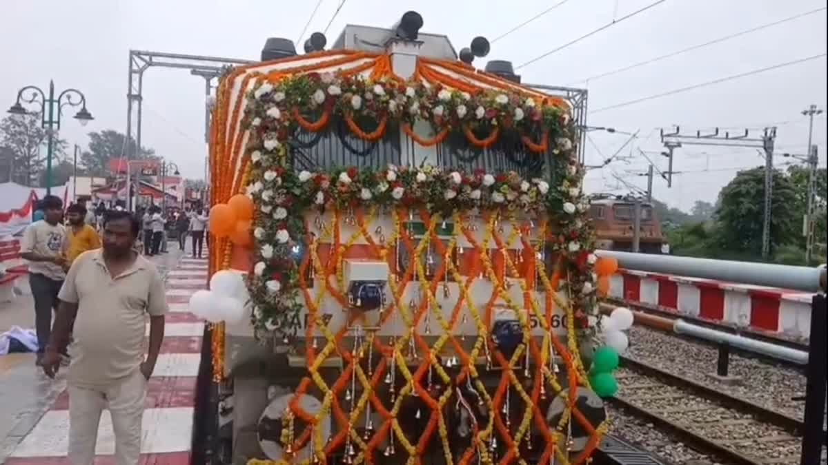 रामनगर–देहरादून के बीच पहली सीधी एक्सप्रेस ट्रेन शुरू, कुमाऊं–गढ़वाल की रेल कनेक्टिविटी को मिली नई रफ्तार