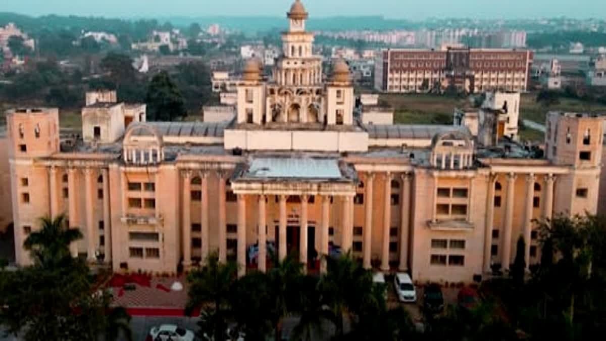 UTU पेपर लीक केस: 16 साल के परीक्षा रिकॉर्ड खंगाल रही पुलिस, गिरफ्तार असिस्टेंट प्रोफेसर की भूमिका पर गहराई से जांच