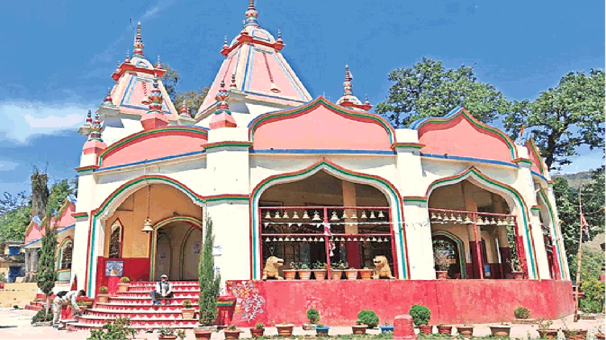 कांडा स्थित प्रसिद्ध मां कालिका मंदिर का एक हिस्सा नींव पर दरार आने से झुकने लगा