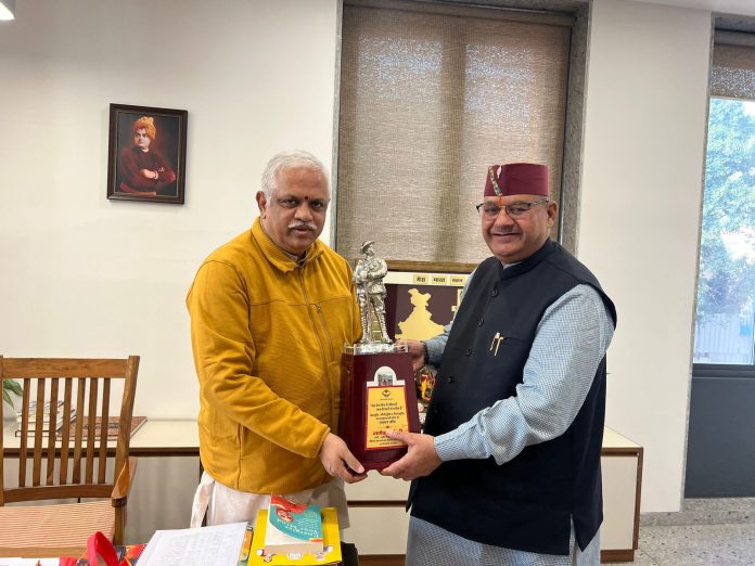 बीजेपी के राष्ट्रीय संगठन महामंत्री बीएल संतोष से कैबिनेट मंत्री गणेश जोशी ने की भेंट
