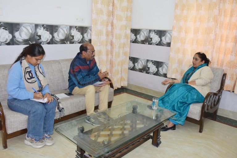 सड़कों की खराब गुणवत्ता से नाराज हुई स्पीकर, ठेकेदार का भुगतान रोकने के निर्देश
