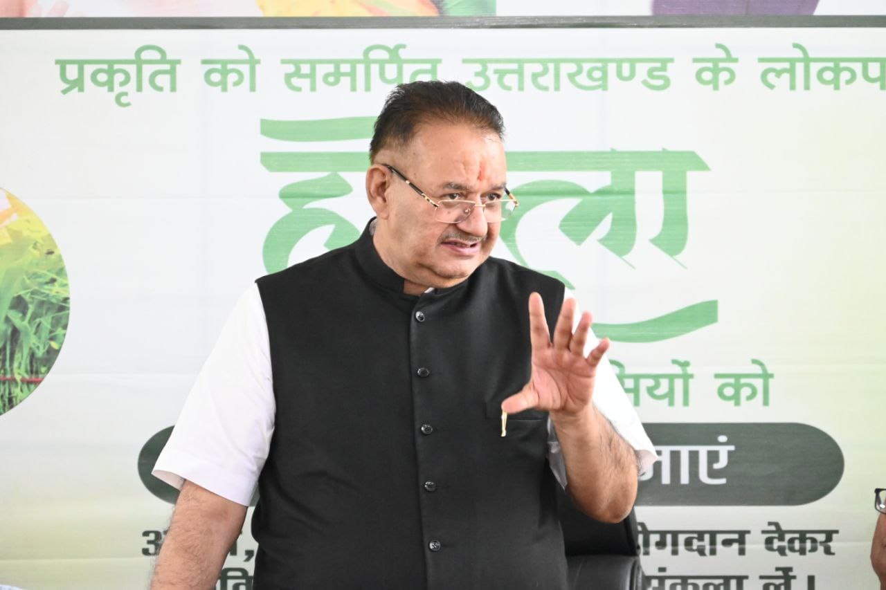  पार्टी कार्यकर्ताओं के साथ हर घर तिरंगा अभियान के अंतर्गत आयोजित होने वाले कार्यक्रमों की तैयारियों के संबंध में बैठक करते कैबिनेट मंत्री गणेश जोशी।