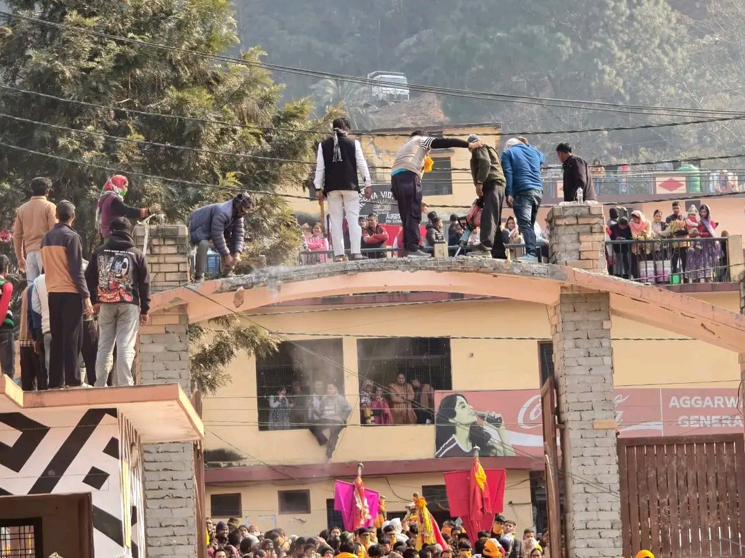 अगस्त्यमुनि विवाद: गेट तोड़ने पर 52 लोगों पर FIR, गुंडा एक्ट की तैयारी.