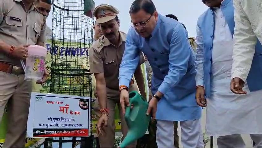 मुख्यमंत्री पुष्कर सिंह धामी ने विधानसभा गैरसैंण में एक पेड़ मां के नाम अभियान के तहत वृक्षारोपण किया