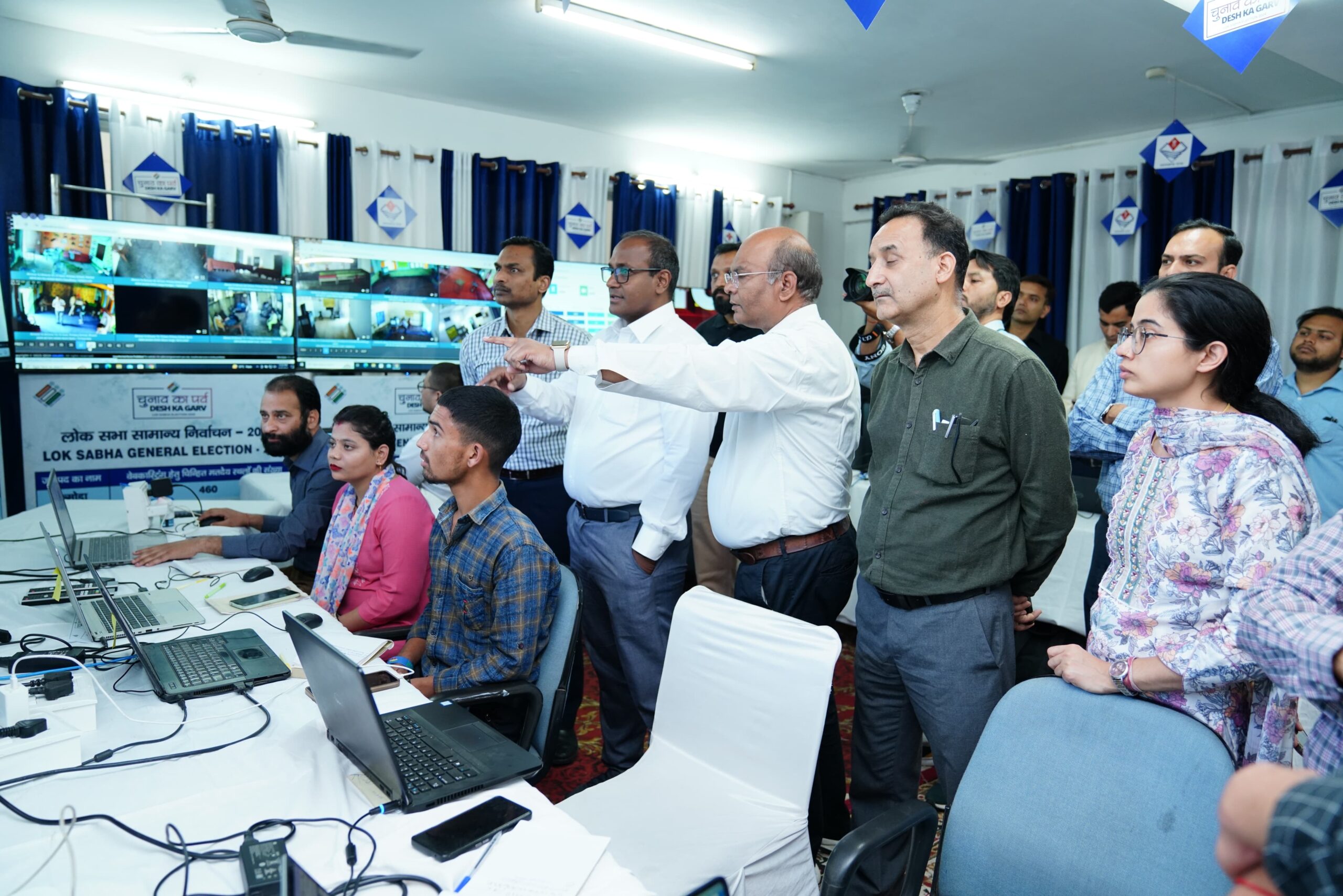 मुख्य निर्वाचन अधिकारी डॉ. बी.वी.आर.सी. पुरुषोत्तम ने निर्वाचन ड्यूटी में लगे वाहनों में लगे जीपीएस सिस्टम से लोकेशन का जायजा लिया