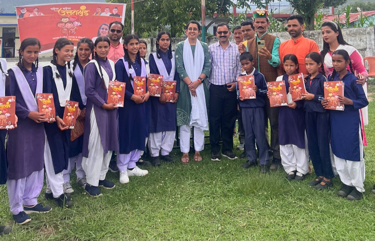 उत्तराखण्ड फर्स्ट के संदेश को लेकर मोलटाडी इंटर कॉलेज में नोटबुक वितरण और के पुरोला विकासखंड के सभागार में स्वयं सहायता समूह की महिलाओं से संवाद भाजपा युवा मोर्चा राष्ट्रीय उपाध्यक्ष नेहा जोशी द्वारा