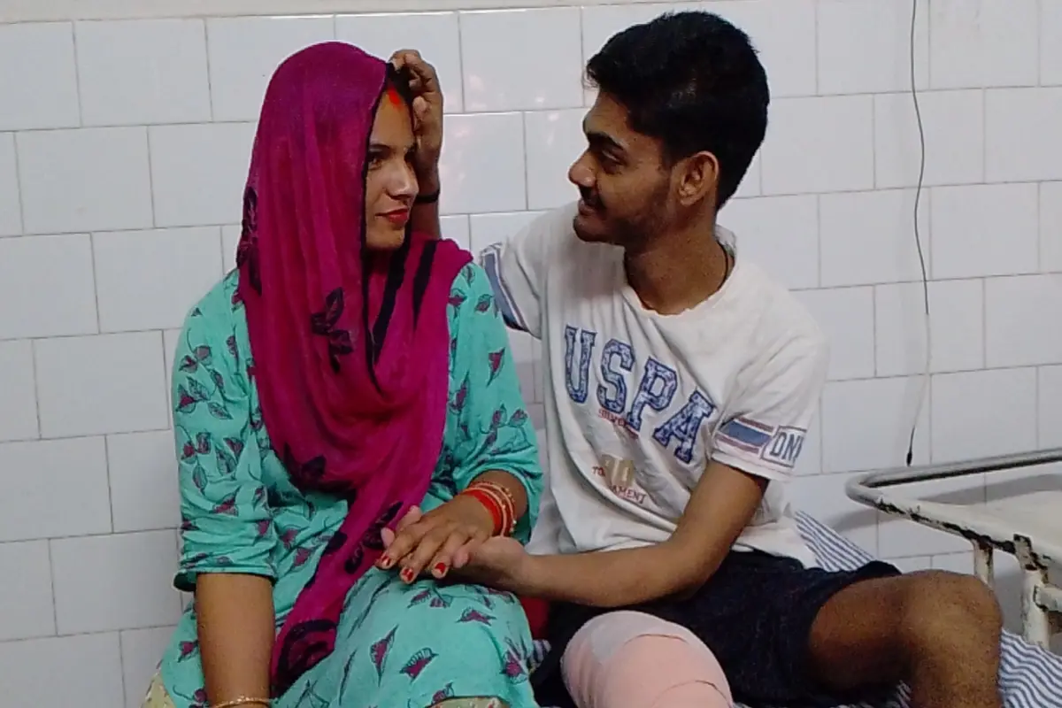 अस्पताल के बेड पर प्रेमी से प्रेमिका ने रचाई शादी, प्रेमी ने प्रेमिका की मांग में सिंदूर भर लगाया गले