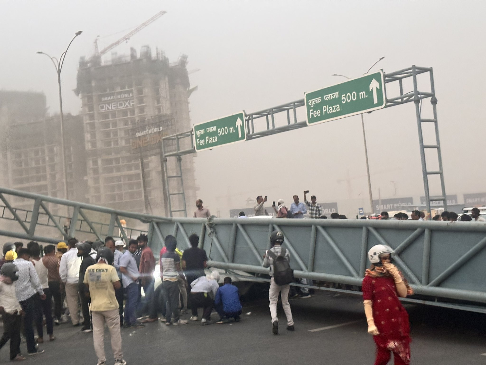 गुरुग्राम में तेज आंधी का कहर: चलती कार पर गिरा साइनेज, दो लोग घायल