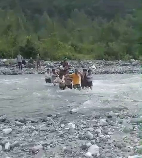 एयर एंबुलेंस के दौर में भी ‘डोली-कंडी’ सहारा: नैनीताल व उत्तरकाशी से दर्दनाक तस्वीरें आईं सामने