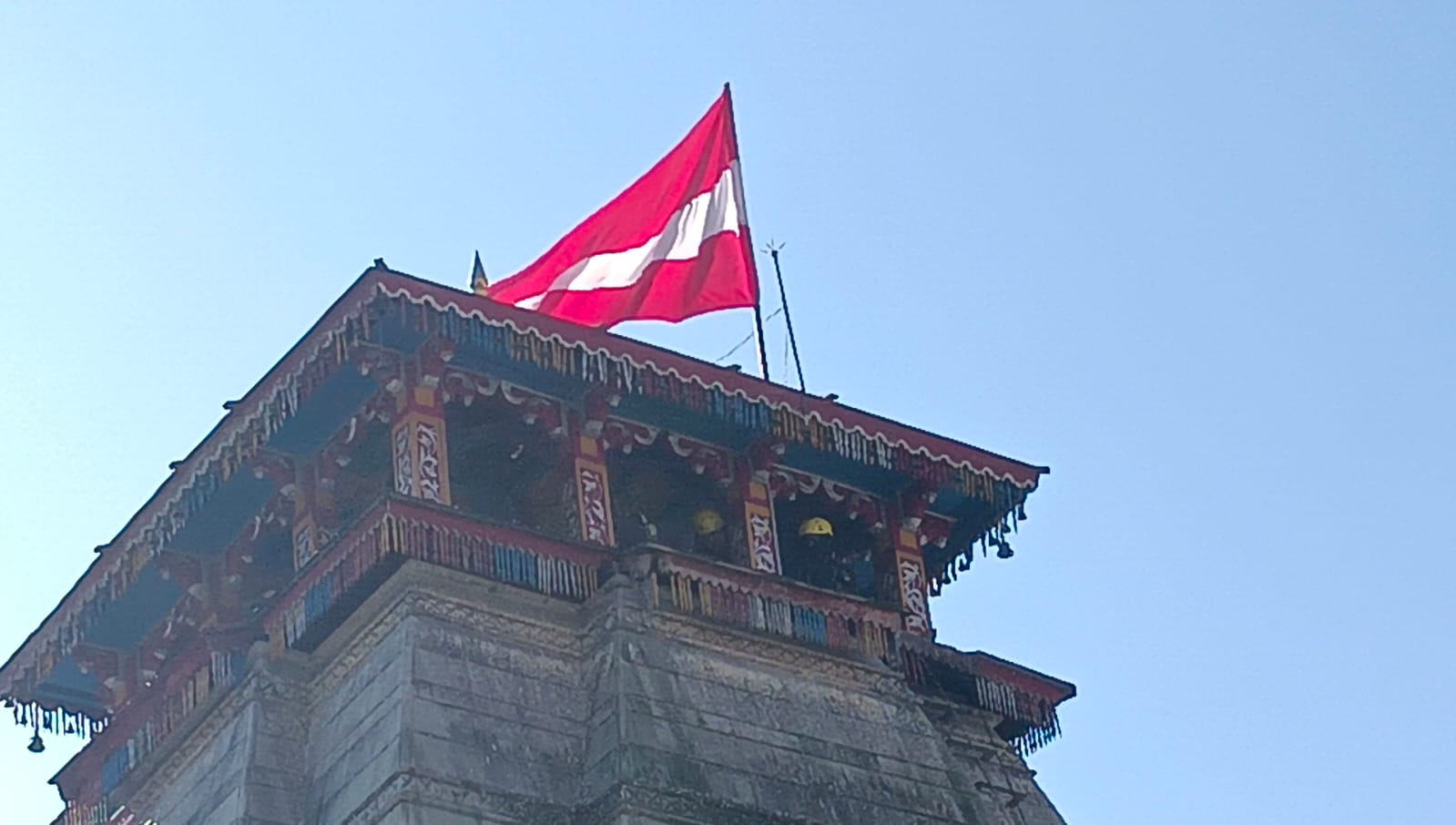 नृसिंह मंदिर जोशीमठ के शीर्ष पर ध्वज चढ़ाया