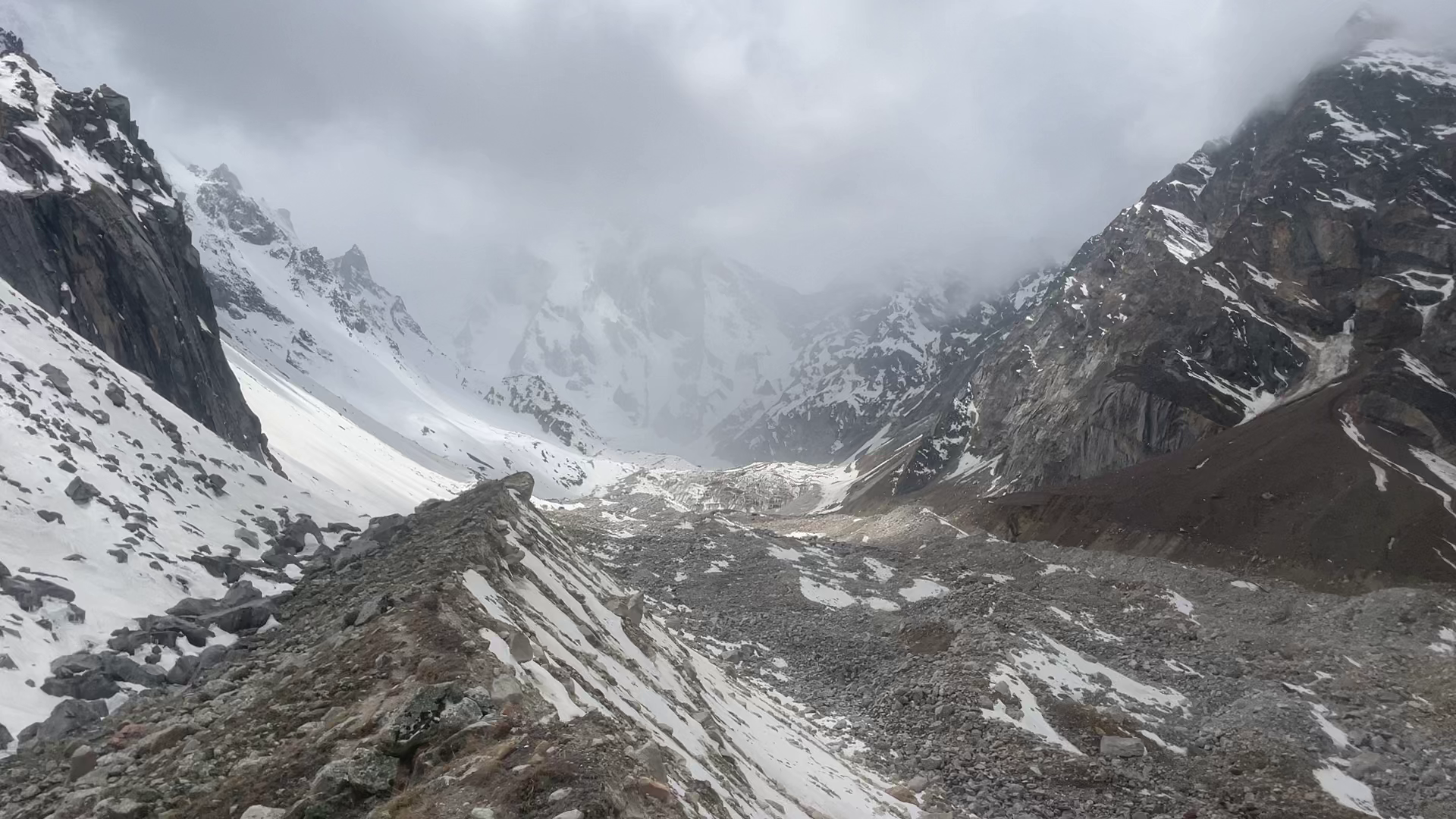 उत्तराखंड में भारी तबाही ला सकते हैं हैंगिंग ग्लेशियर! मॉनिटरिंग की जरूरत।