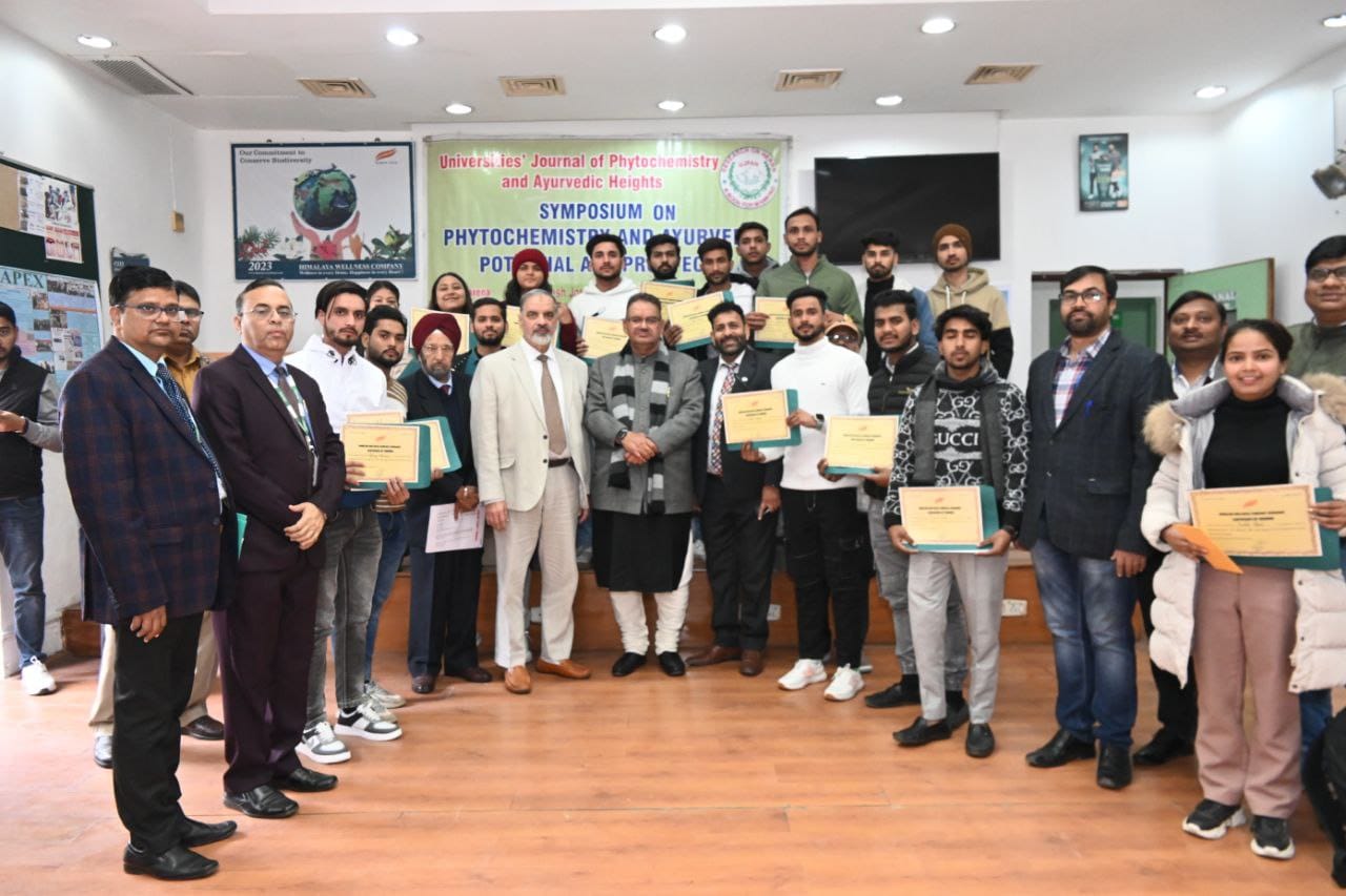 हिमालय वेलनेश द्वारा फायटो-केमिस्ट्री और आयुर्वेद क्षमता और संभावनाएं पर आयोजित संगोष्ठी कार्यक्रम को संबोधित करते कैबिनेट मंत्री गणेश जोशी