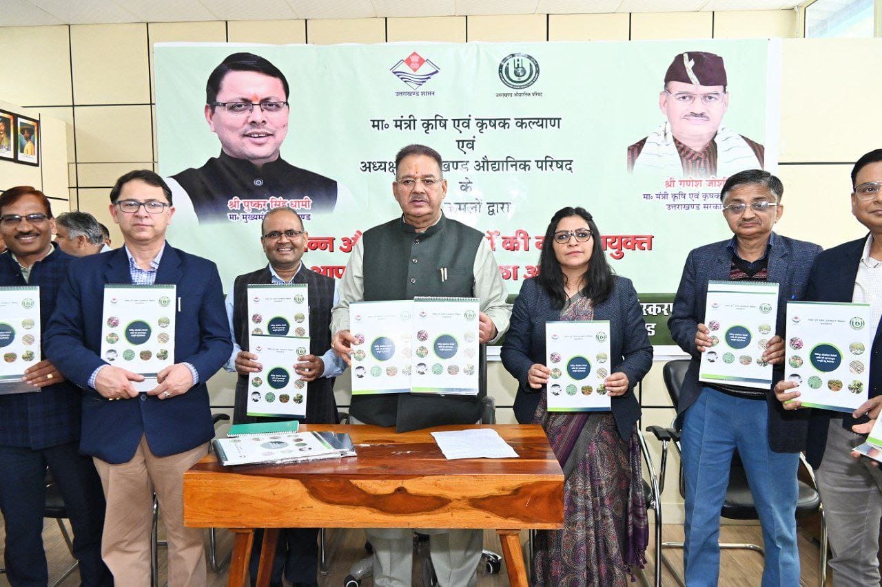 विभिन्न औद्यानिक निवेशों की गुणवत्तायुक्त आपूर्ति के लिए कैलेंडर का अनावरण करते उद्यान मंत्री गणेश जोशी