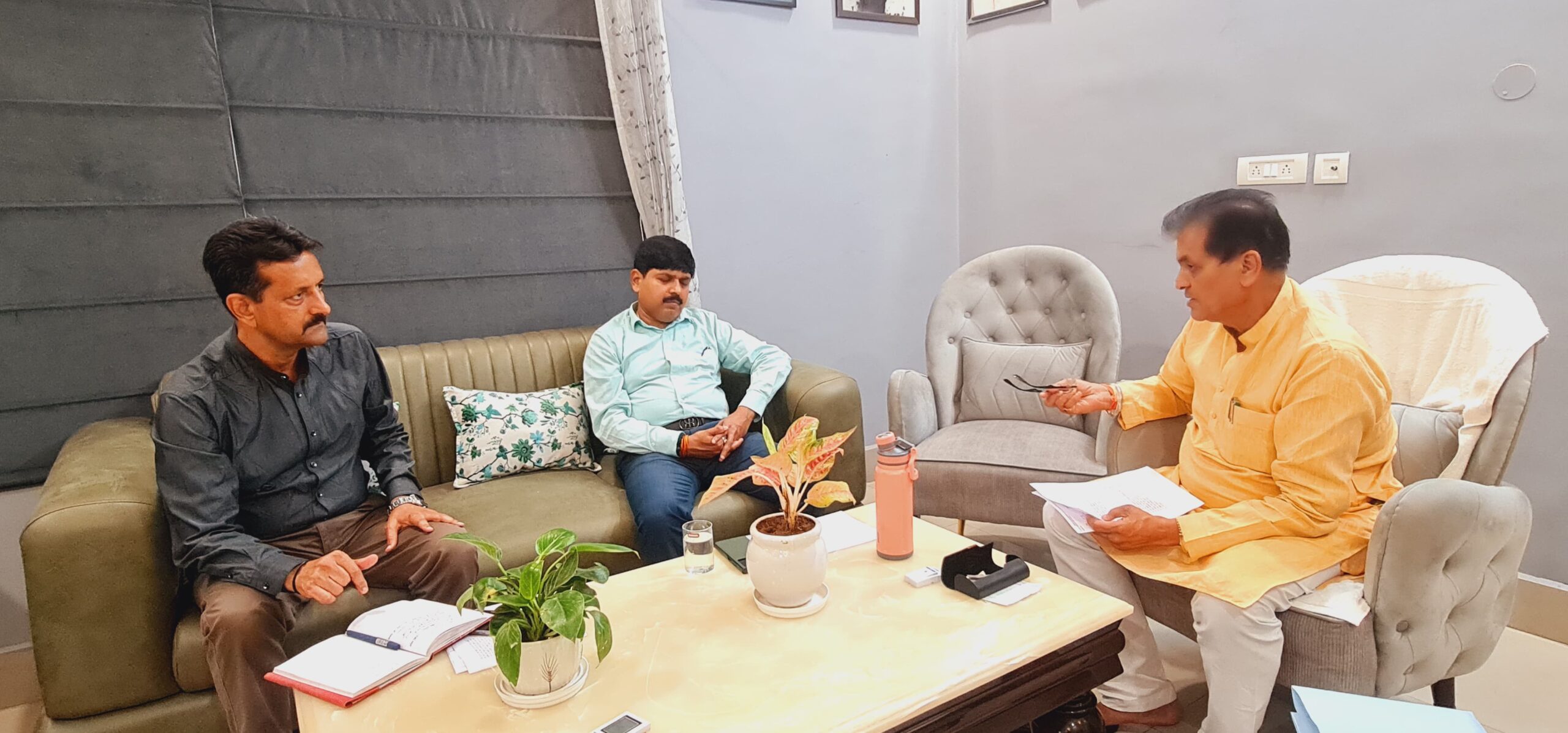 कैबिनेट मंत्री डॉ प्रेमचंद अग्रवाल ने की आवास विभाग के अधिकारियों के साथ बैठक|