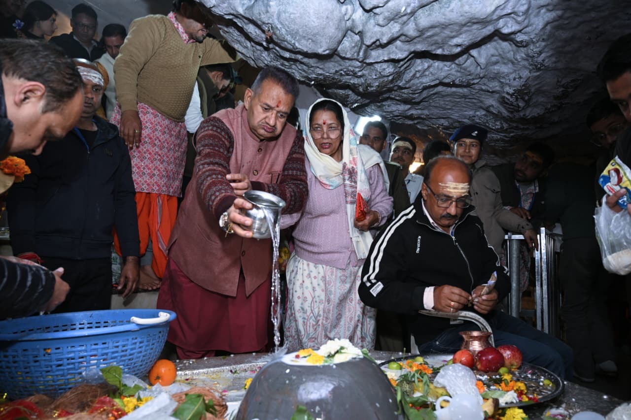 महाशिवरात्रि पर टपकेश्वर महादेव मंदिर पहुंचे गणेश जोशी, की विशेष पूजा-अर्चना