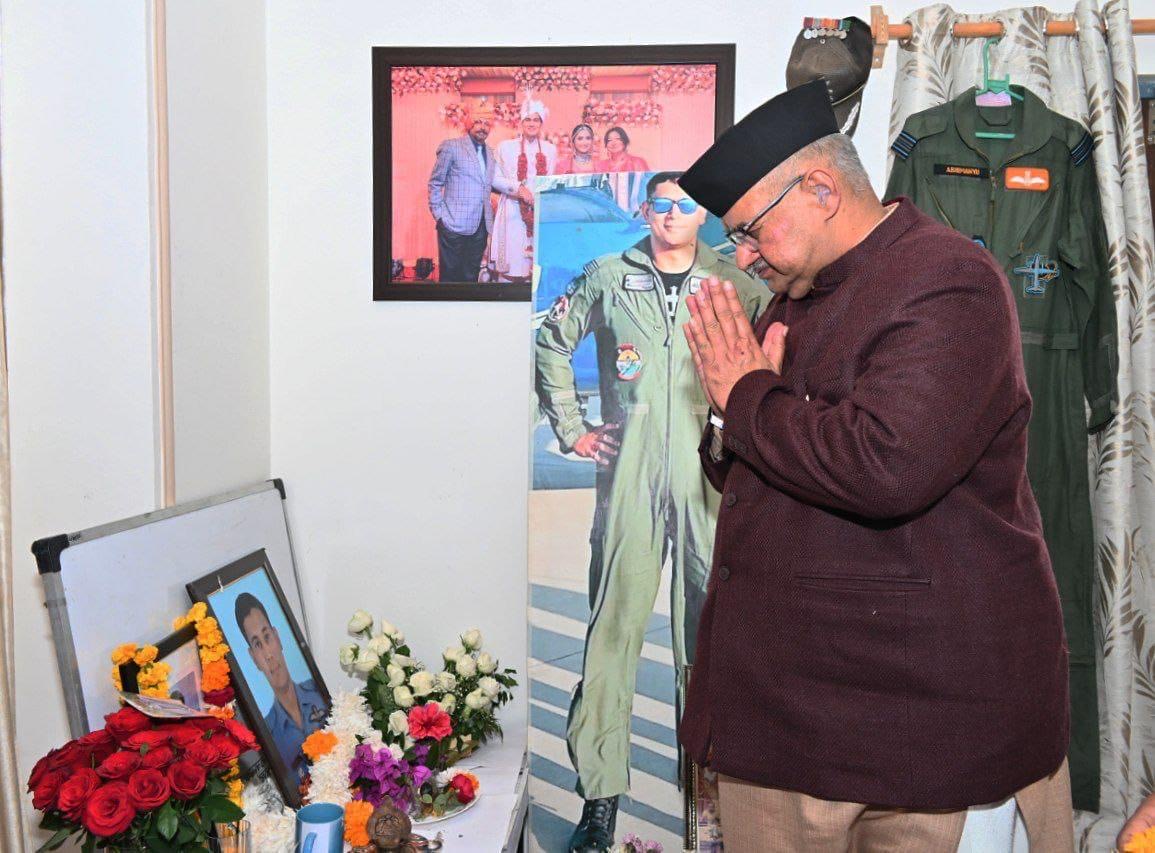 शहीद स्क्वाड्रन लीडर अभिमन्यु राय को पुष्पांजलि अर्पित करते सैनिक कल्याण मंत्री गणेश जोशी