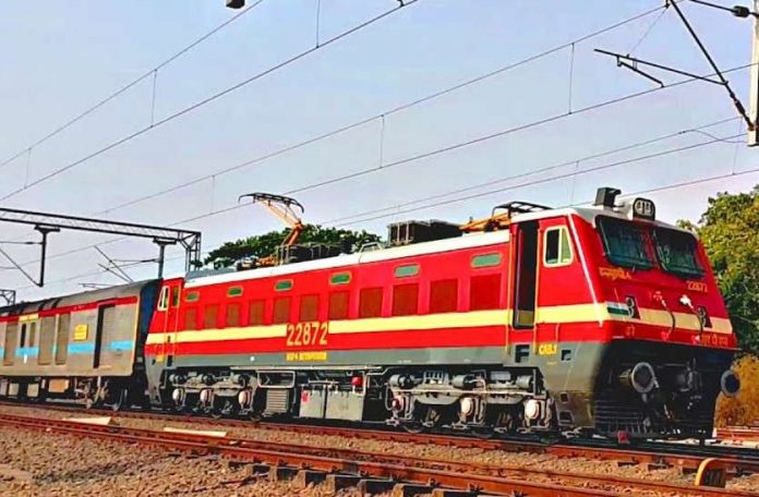 मुंबई लोकल ट्रेनें जल्द फिर से खुलेंगी? लोगों को यात्रा की अनुमति देने पर विचार कर रहे हैं कम उद्धव ठाकरे