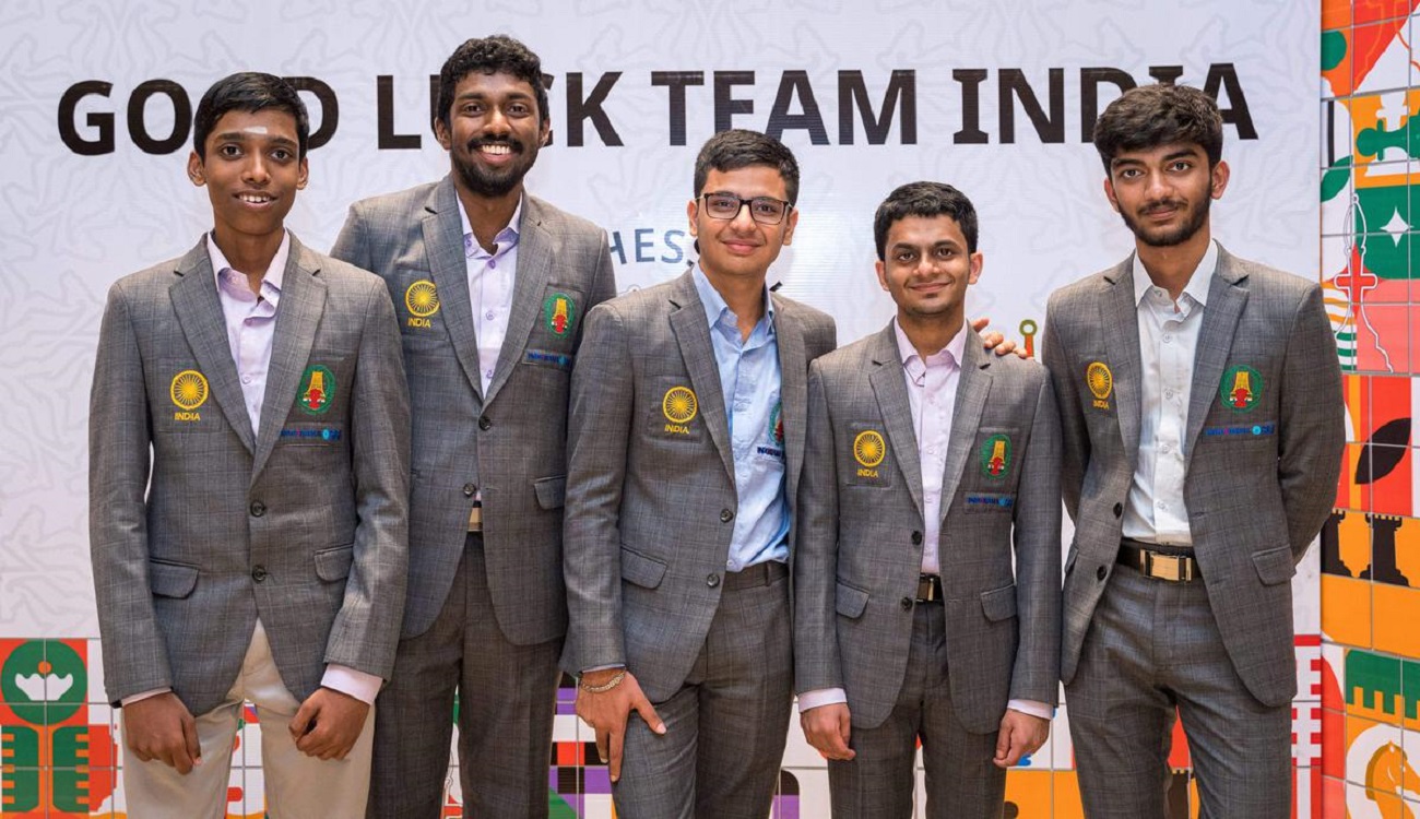 44वें शतरंज ओलंपियाड का चेन्नई में समापन, FIDE का झंडा हंगरी को सौंपा गया.