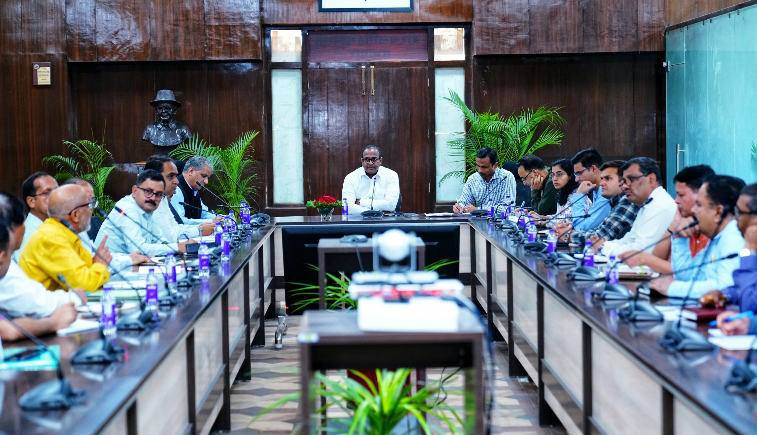 मुख्य निर्वाचन अधिकारी ने आवश्यक सेवा से जुड़े समस्त विभागों एवं एजेंसियों के साथ की बैठक