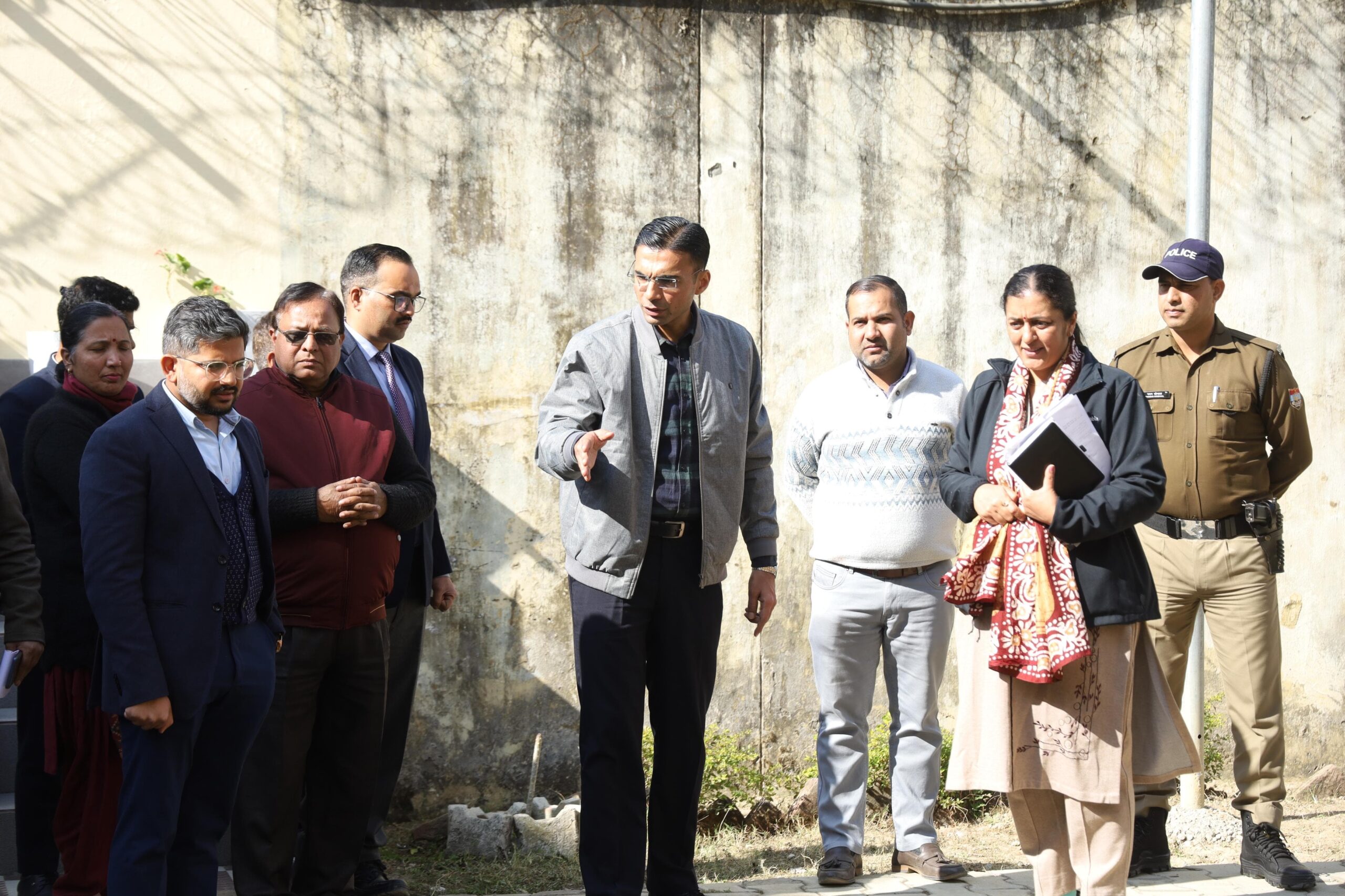 केदारपुरम में डीएम का औचक निरीक्षण, नारी निकेतन से शिशु सदन तक परखी व्यवस्थाएं