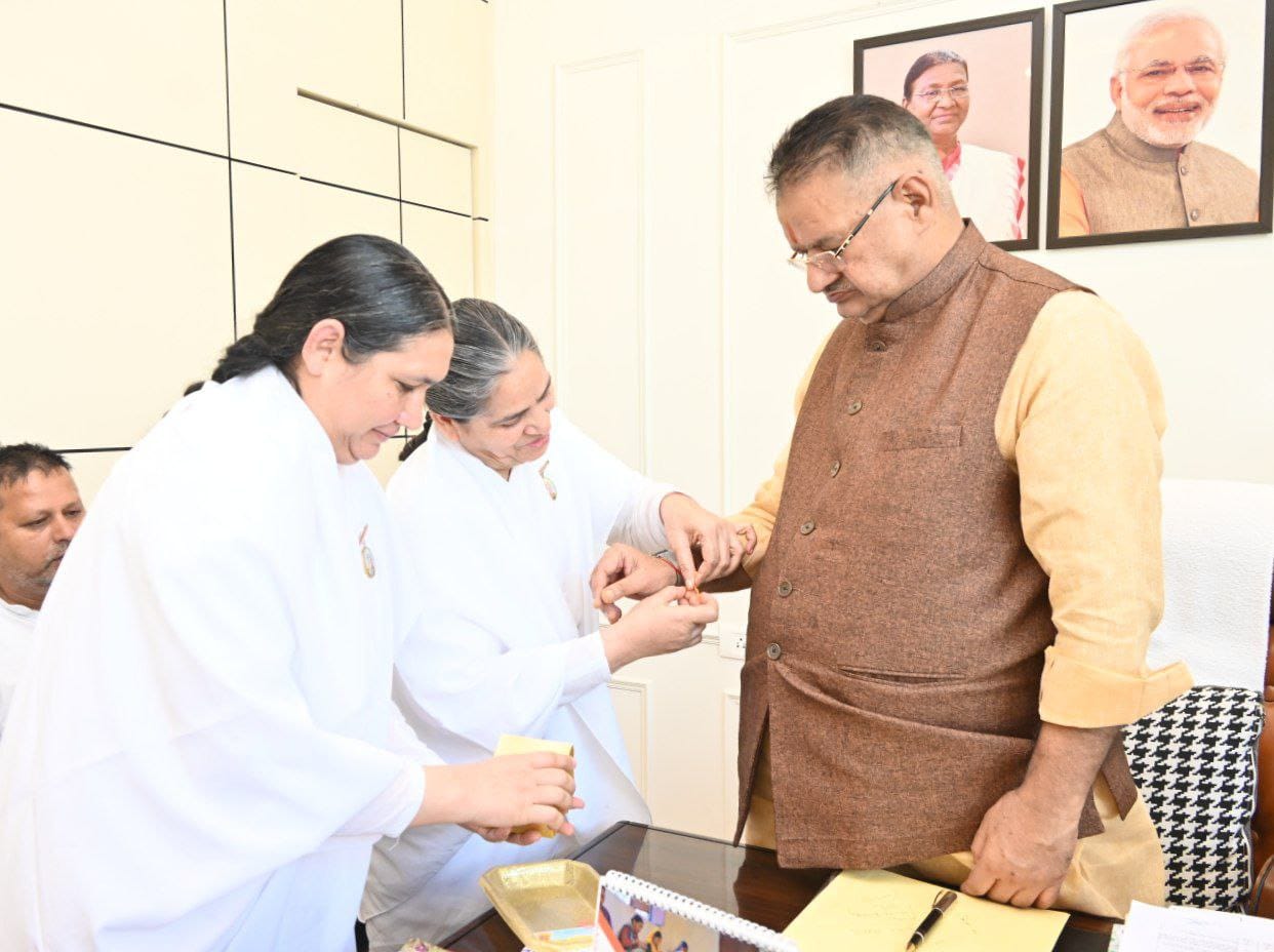 कृषि मंत्री गणेश जोशी के कैंप कार्यालय में उनकी कलाई पर ब्रह्मकुमारी बहनों ने बांधी राखी ।