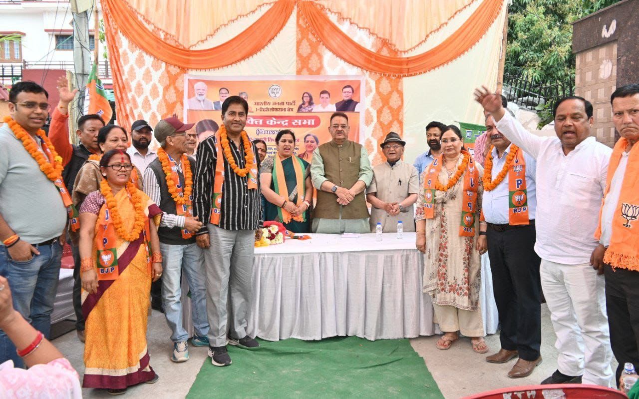 मसूरी विधानसभा क्षेत्र के डोभालवाला वार्ड में आयोजित शक्ति केंद्र सभा को सम्बोधित करते कैबिनेट मंत्री गणेश जोशी