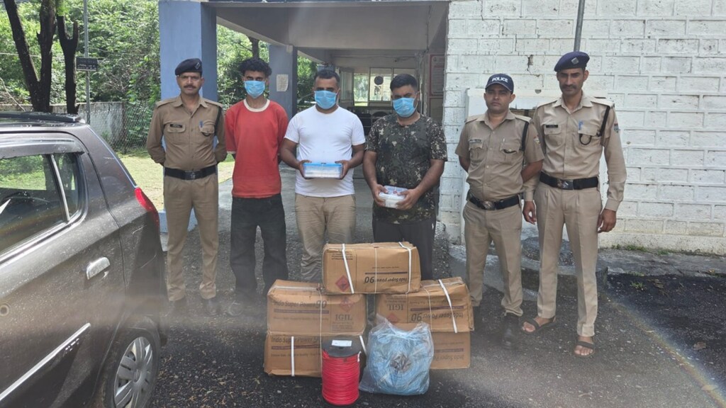 देहरादून में चेकिंग के दौरान भारी मात्रा में विस्फोटक बरामद, तीन आरोपी गिरफ्तार