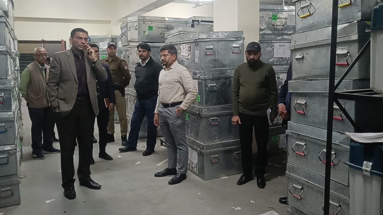 जिलाधिकारी ने EVM–VVPAT वेयरहाउस का त्रैमासिक निरीक्षण किया
