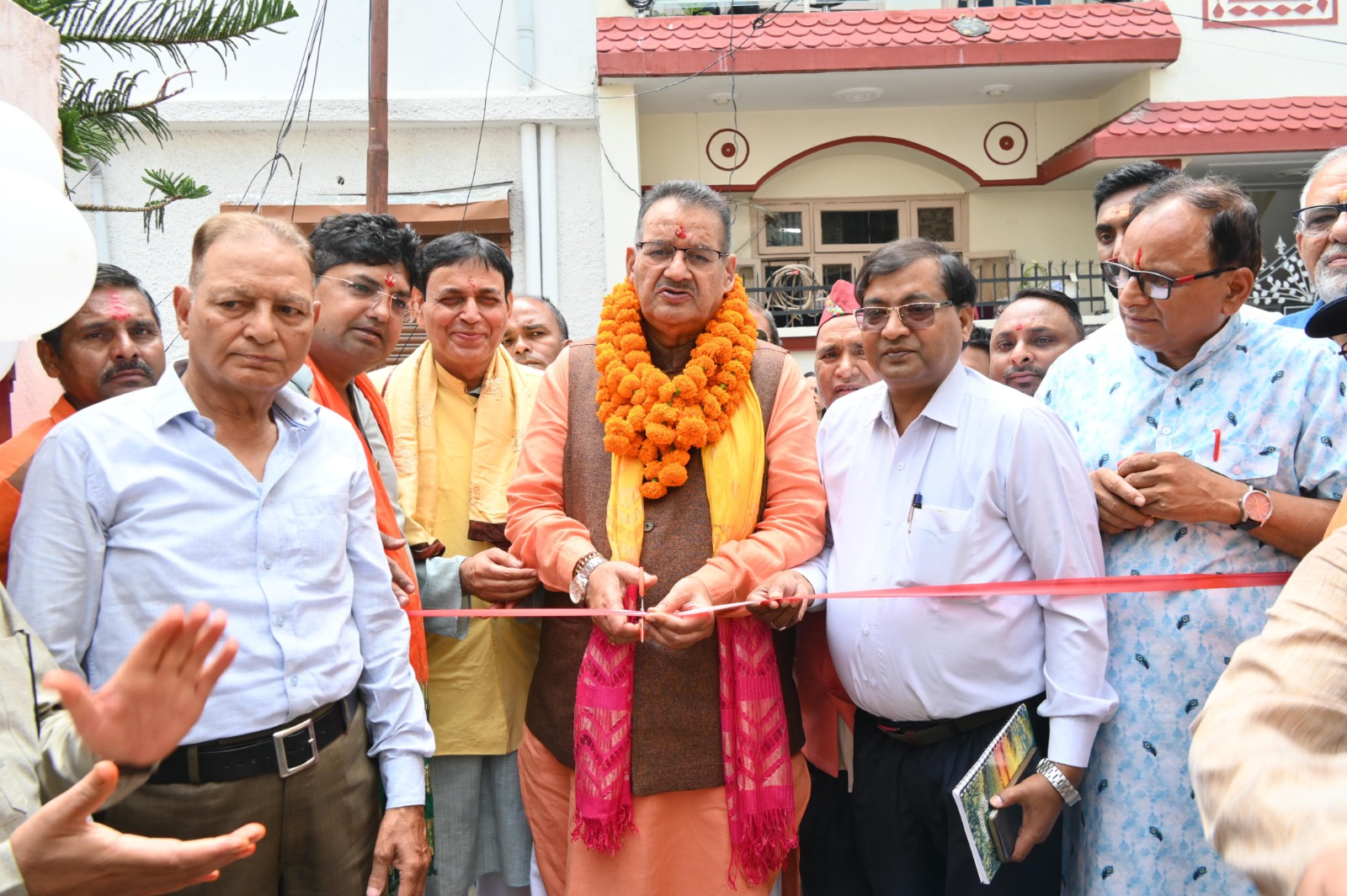 उत्तराखंड में मौनपालन बना किसानों की आय का नया जरिया: कृषि मंत्री गणेश जोशी