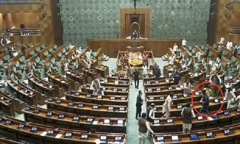 ‘लोकसभा घुसपैठ केस में 8 सुरक्षाकर्मी सस्पेंड , प्रधानमंत्री ने मंत्रियों के साथ मीटिंग की’