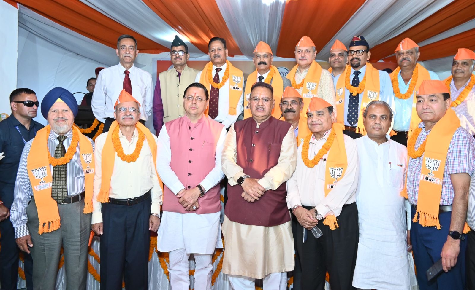 मुख्यमंत्री पुष्कर सिंह धामी और सैनिक कल्याण मंत्री गणेश जोशी की उपस्थिति में सैकड़ों की संख्या में पूर्व सैन्य अधिकारियों और सैनिकों ने थापा भाजपा का दामन