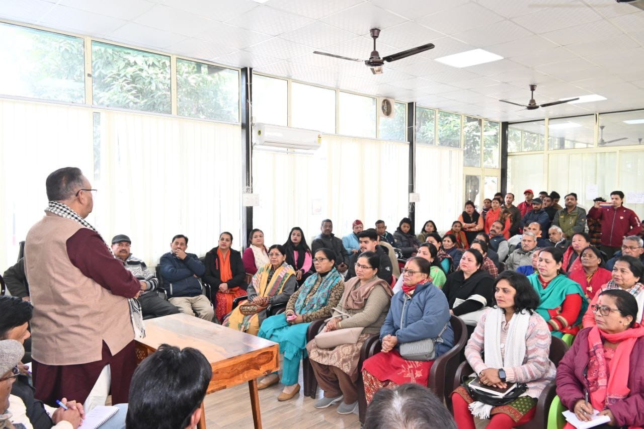 राम मंदिर प्राण प्रतिष्ठा उत्सव के निमित्त देहरादून में आयोजित होने वाली भव्य शोभा यात्रा के संबंध में पार्टी कार्यकर्ता एवं पदाधिकारीयों के साथ बैठक करते कैबिनेट मंत्री गणेश जोशी