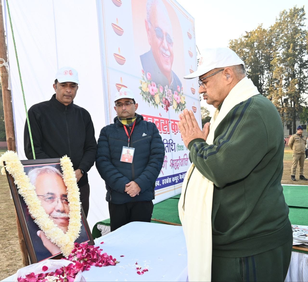 स्व. हरबंस कपूर की द्वितीय पुण्यतिथि के अवसर पर उनकी स्मृति में आयोजित नशा मुक्ति जागरूकता दौड़ को हरी झंडी दिखाकर रवाना करते मंत्री गणेश जोशी