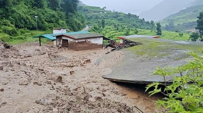 बड़ी खबर,,भूस्खलन की चपेट में आया मकान,, दो की दर्दनाक मौत