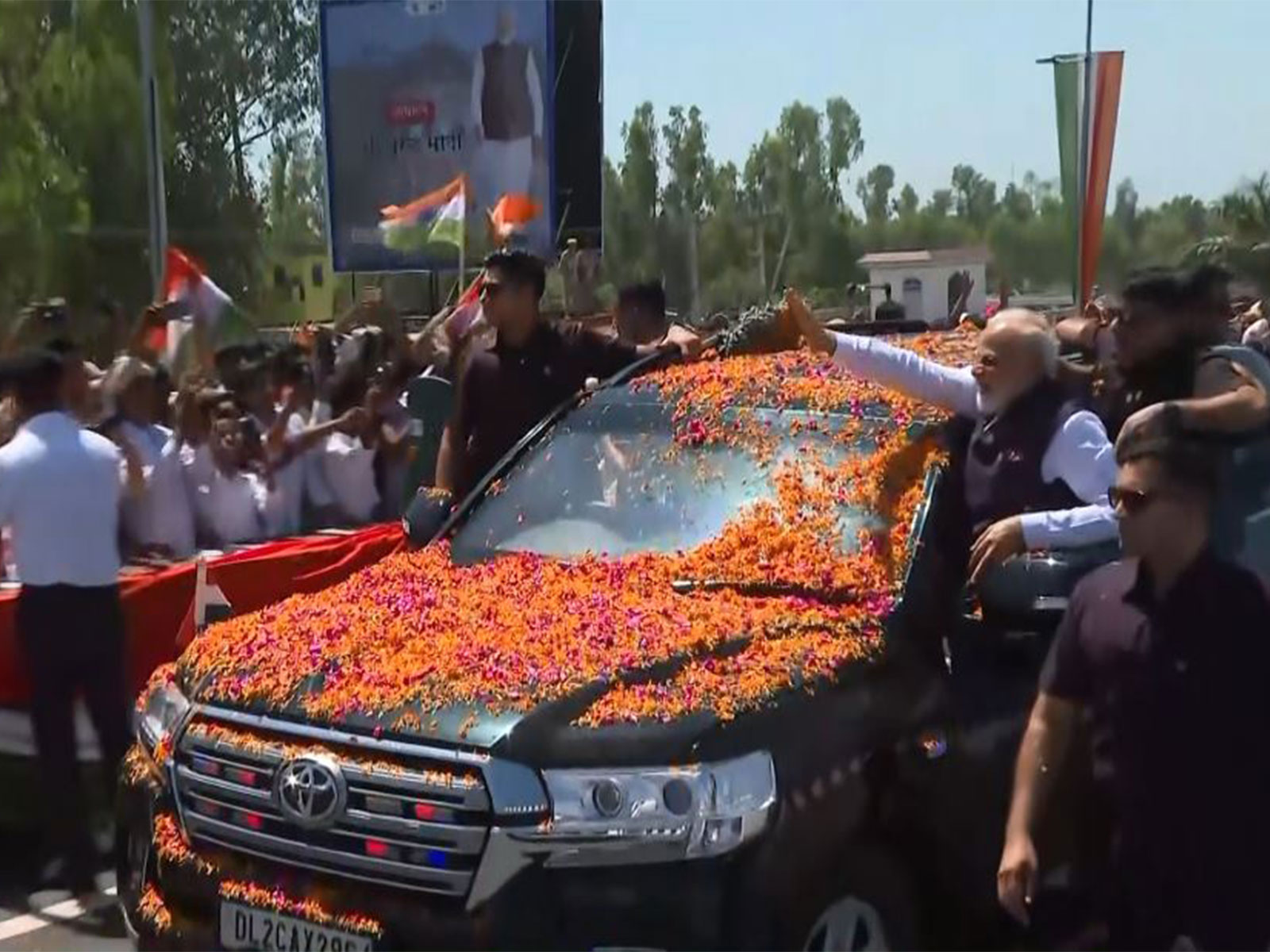 उत्तराखंड में पीएम मोदी, रोड शो के बाद मंच पर पहुंचे, एक्सप्रेसवे का मिला तोहफा.