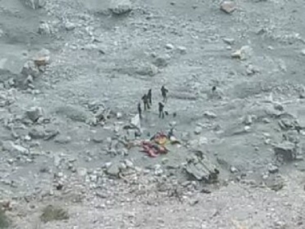हाइवे पर दर्दनाक हादसा,,, गहरी खाई में गिरी कार,,,,छह लोगों की...?