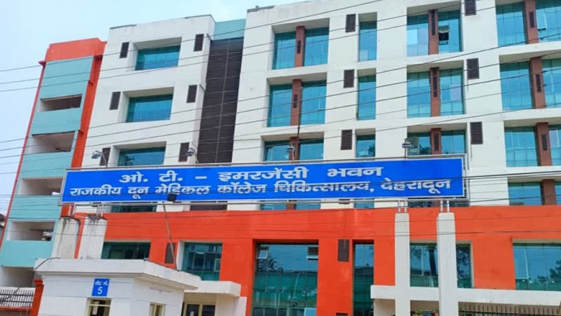 दून मेडिकल कालेज अस्पताल के भीतर तक दलालों का पहरा, इस तरह भ्रमित कर रहे मरीजों को : एसएसपी तक पहुंचा मामला....