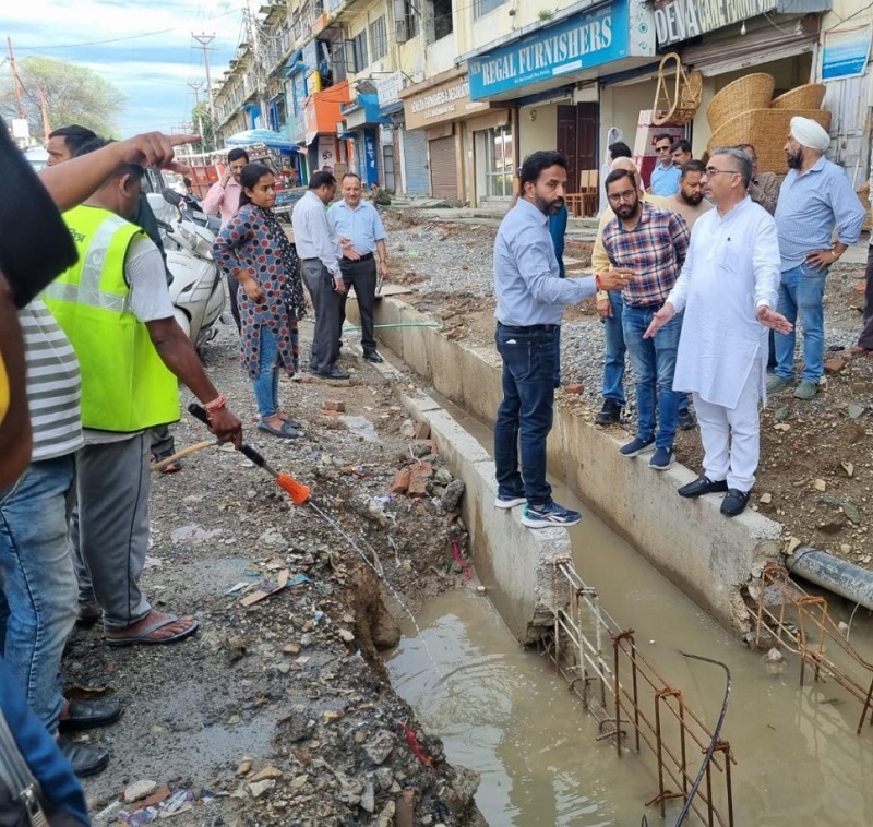 दिनभर के अल्टीमेटम के बाद महापौर ने सड़कों पर उतरे, अधिकारियों के कसे पेच, स्मार्ट सिटी पर लगाया जुर्माना
