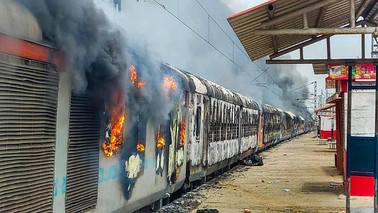 Agnipath Scheme Protest: आपकी भी ट्रेन हो गई है कैंसिल, तो ऐसे पाएं टिकट का रिफंड