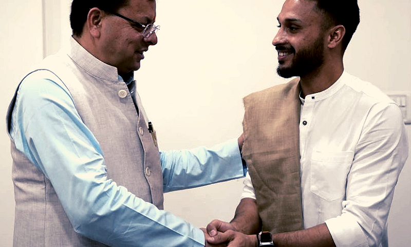 मुख्यमंत्री पुष्कर सिंह धामी से सोमवार को मुख्यमंत्री आवास में उत्तराखंड के क्रिकेटर आकाश मधवाल ने की भेंट: