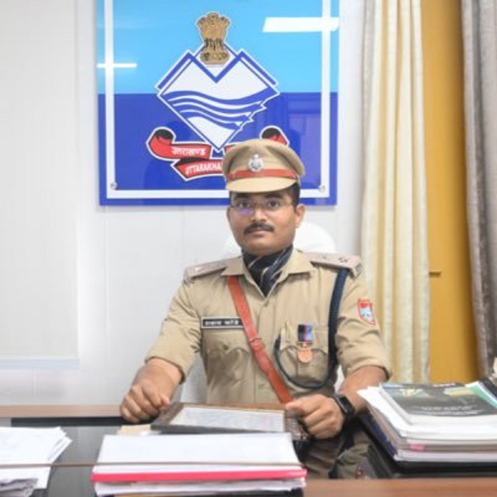 Dehradun: देहरादून के पुलिस अधीक्षक (यातायात) अक्षय कोंडे ने कहा कि देहरादून शहर के चौराहों पर ड्यूटी पर खड़े पुलिस कर्मियों को भी यातायात उल्लंघन के लिए दंड लगाने की अनुमति.