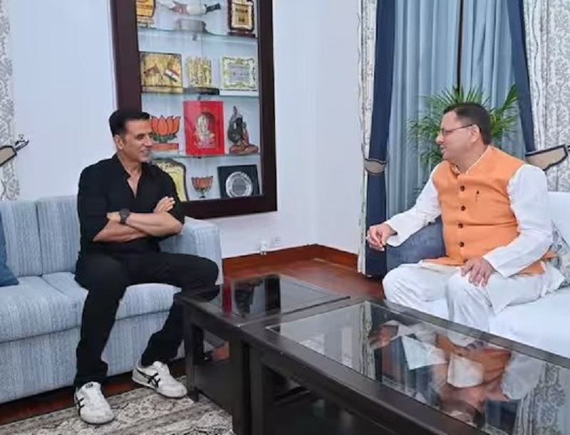 मुख्यमंत्री पुष्कर सिंह धामी के साथ खास अंदाज में नजर आए अक्षय कुमार, इस काम की जमकर की तारीफ: