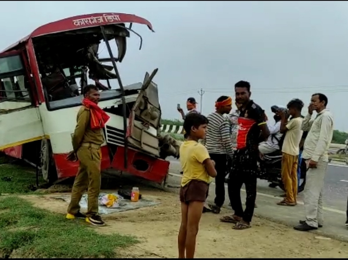 Aligarh News: अलीगढ़ में फ्लाईओवर से नीचे गिरी बस, हादसे में 1 महिला की मौत, 25 घायल