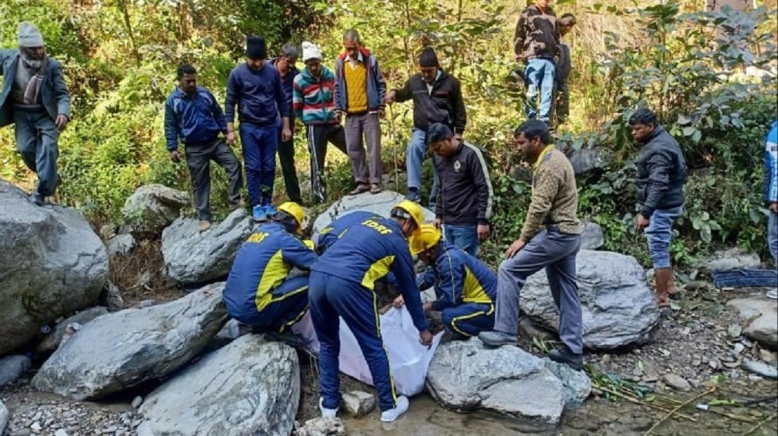 हादसा: सेहरा उतारकर दूल्हे ने कराया मुंडन पिता और भाभी को दी मुखाग्नि, जिस घर में शादी पार्टी की धूम मची हुई थी वहां अब मातम पसरा: अल्मोड़ा