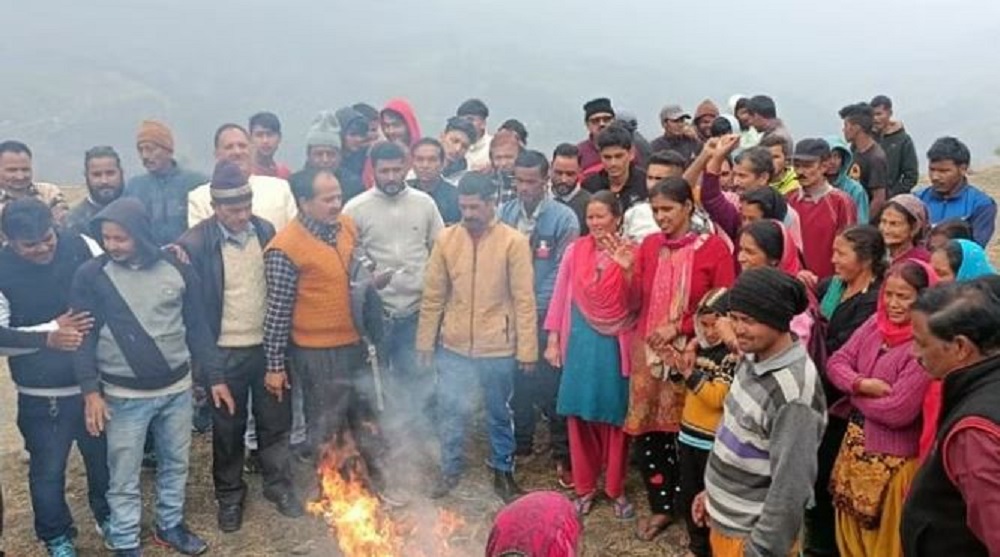 अल्मोड़ा में भू-माफिया को लेकर ग्रामीणों का बड़ा प्रदर्शन, आक्रोश में फूंका पुतला: