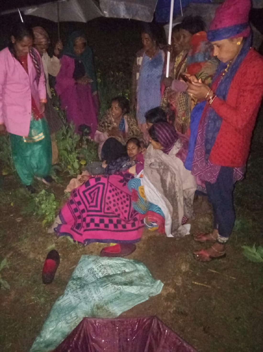 अल्मोड़ा के रिवाली गांव की प्रसव पीड़ित गर्भवती महिला ने सड़क में दिया शिशु को जन्म, एंबुलेंस 108 चार घंटे बाद भी नहीं आई.