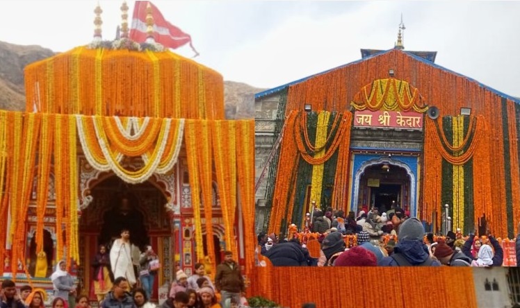 ‘बर्फबारी के बीच केदारनाथ मंदिर 12 कुंतल और बद्रीनाथ मंदिर को 17 कुंतल फूलों से सजाया गया’