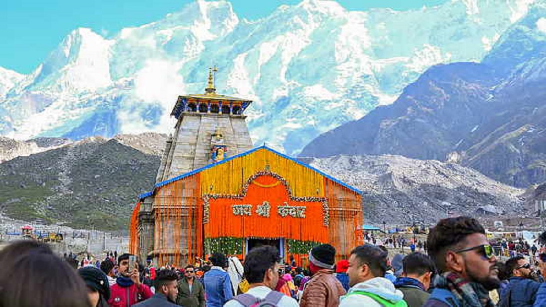 केदारनाथ धाम में जगह-जगह देव डोलियां बाबा केदार के दर्शनों के लिये पहुंच रही हैं, साथ ही भक्त इस भव्य माहौल का जमकर लुत्फ उठा रहे हैं.