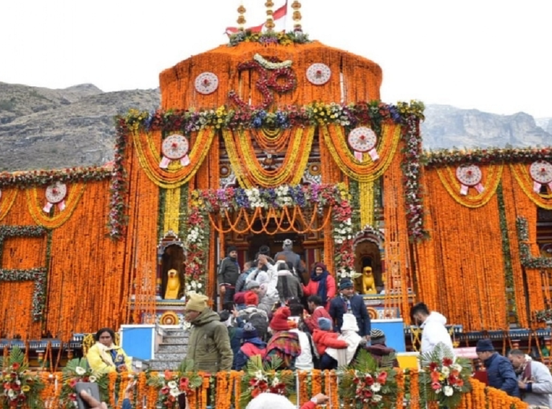 उत्तराखंड में हल्की बर्फबारी के बीच खुले श्री बद्री विशाल जी के कपाट, प्रथम पूजा पीएम मोदी के नाम से, 10 हज़ार श्रद्धालु बने साक्षी:
